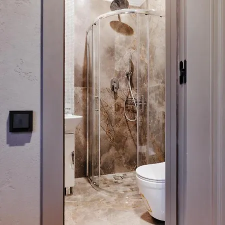 So Stylish Downtown Apt Near Railway Station *