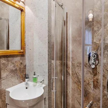 So Stylish Downtown Apt Near Railway Station Minsk